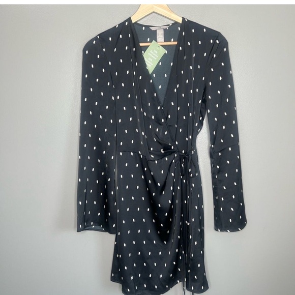 H&M Dresses & Skirts - H & M printed long sleeve wrap dress size medium NWT